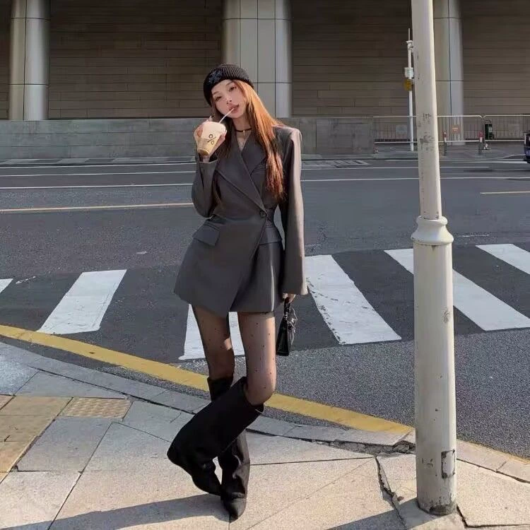 Blazer de mujer - Nueva colección Otoño 2026: favorecedor, corte de diseñador, rejuvenecedor, con caída, estilo midi superventas - Elegancia ejecutiva y ambiente socialité. gris imagen 1