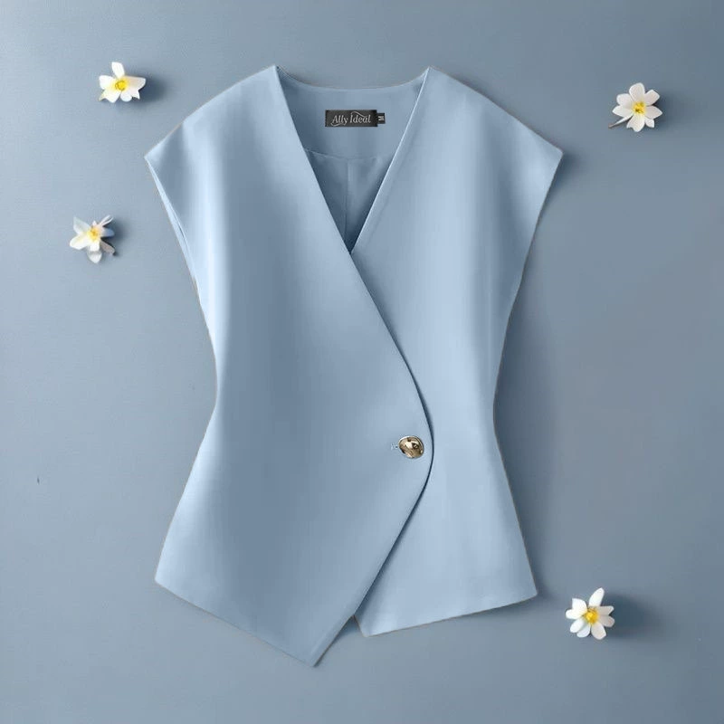 Chaleco de mujer - Nueva colección Verano 2026: Chaleco asimétrico elegante, versátil, estilizador y chic con detalle de botones metálicos. azul claro imagen 1
