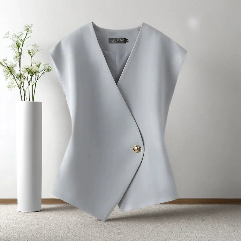 Chaleco de mujer - Nueva colección Verano 2026: Chaleco asimétrico elegante, versátil, estilizador y chic con detalle de botones metálicos. gris claro imagen 1
