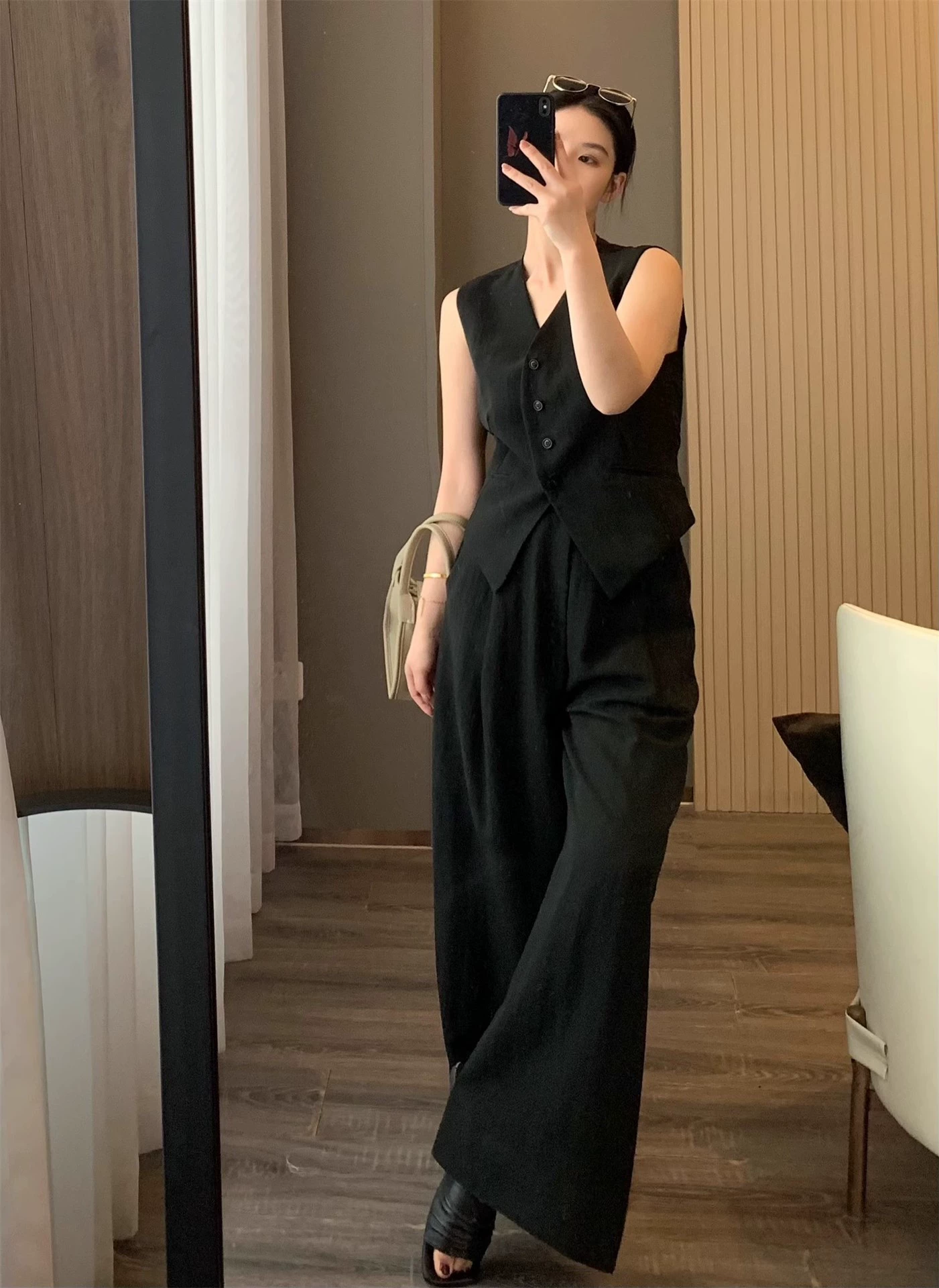 Traje de lino Tencel sin mangas, elegante, estilo "old money" de verano 2026, chaleco de moda, pantalones holgados, conjunto de dos piezas para mujer. Chaleco negro para traje. imagen 1