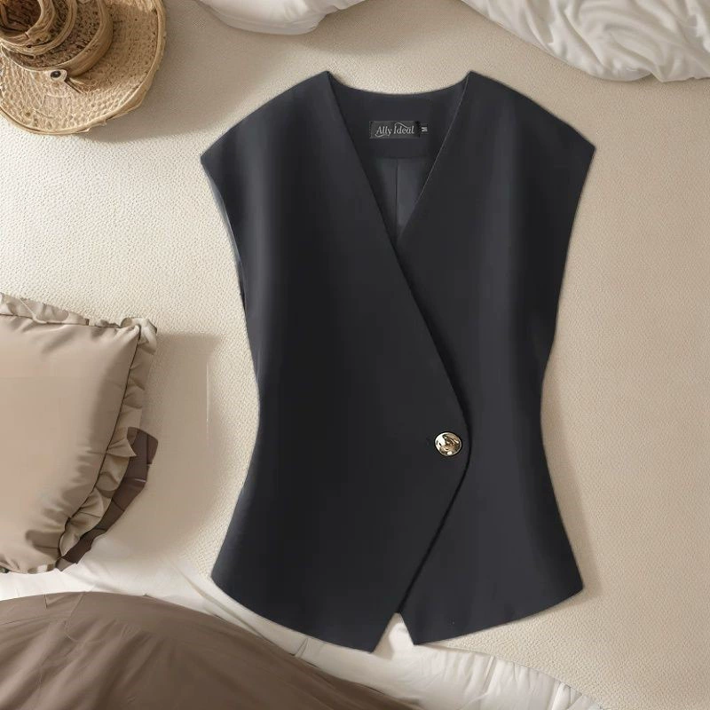 Chaleco de mujer - Nueva colección Verano 2026: Chaleco asimétrico elegante, versátil, estilizador y chic con detalle de botones metálicos. negro imagen 1