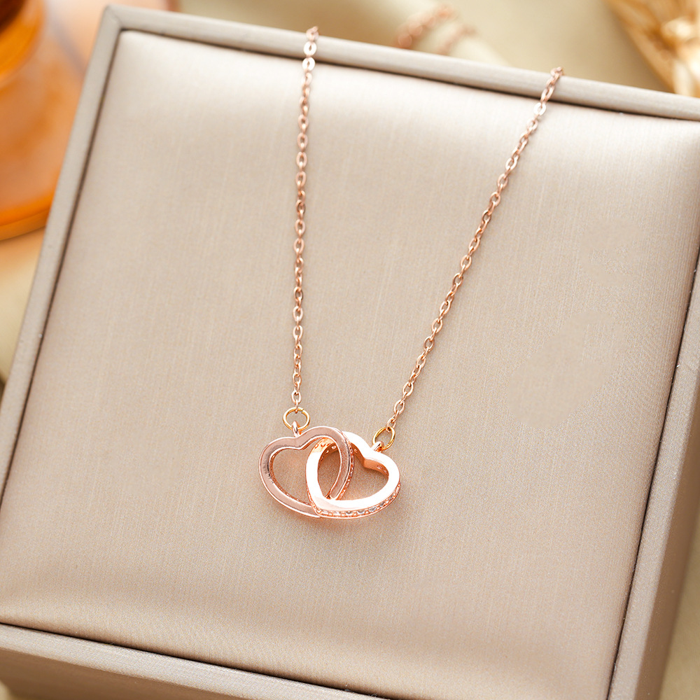 Collar de Acero de Titanio Personalizado con Micro Pavé de Lujo Ligero XL8171 Corazones Dobles Oro Rosa imagen 1