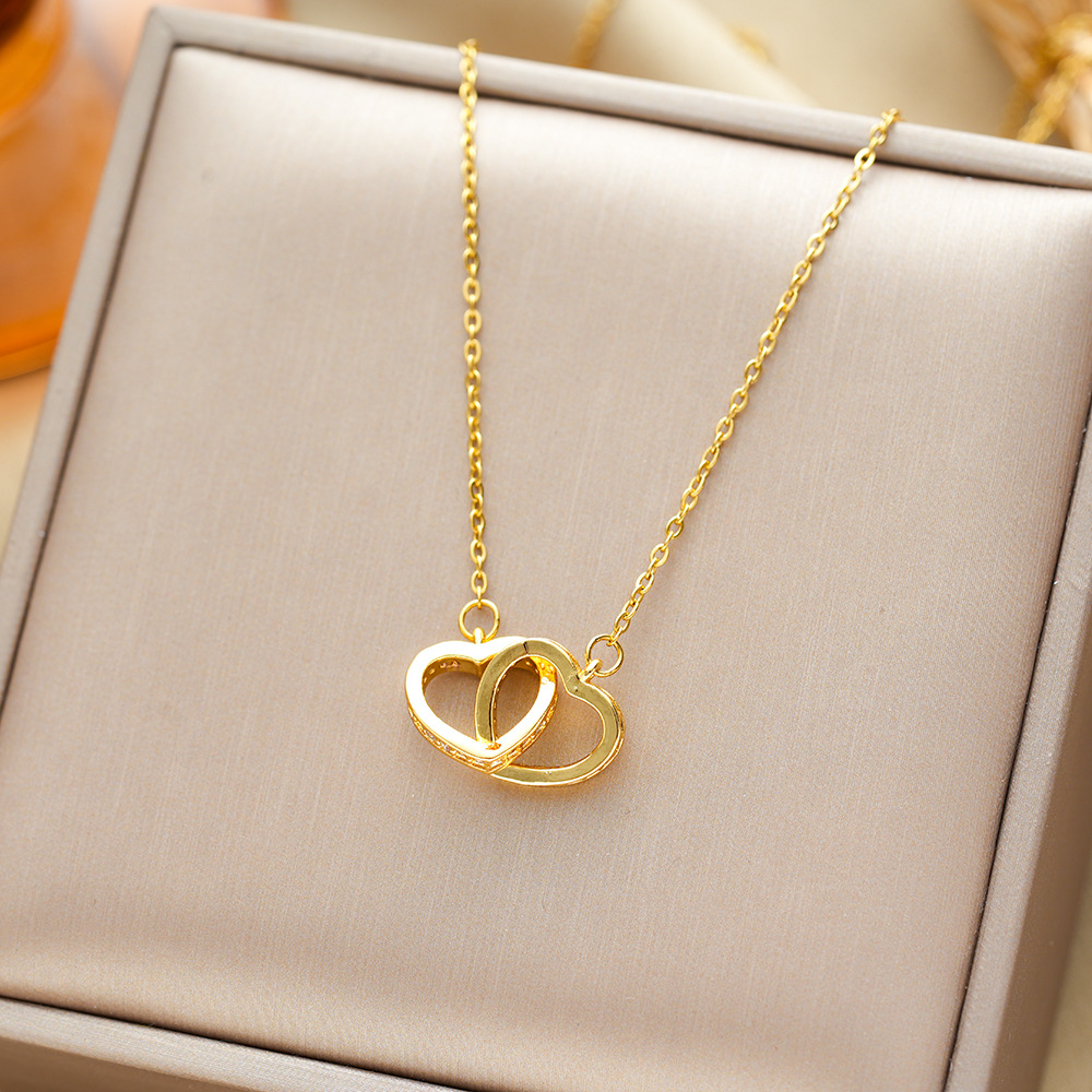 Collar de Acero de Titanio Personalizado con Micro Pavé de Lujo Ligero XL8171 Corazones Dobles Dorados imagen 1