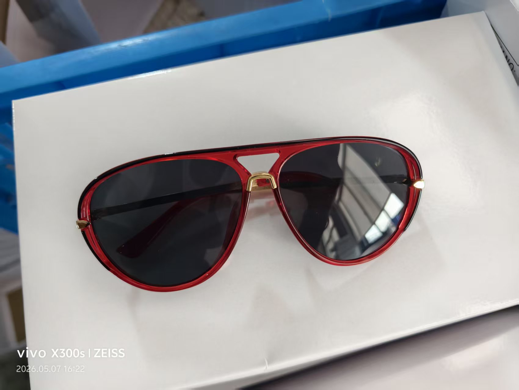 Gafas de Sol Retro Estilo Aviador Vintage - Dibuja una linea a traves del marco rojo y la pieza gris imagen 1
