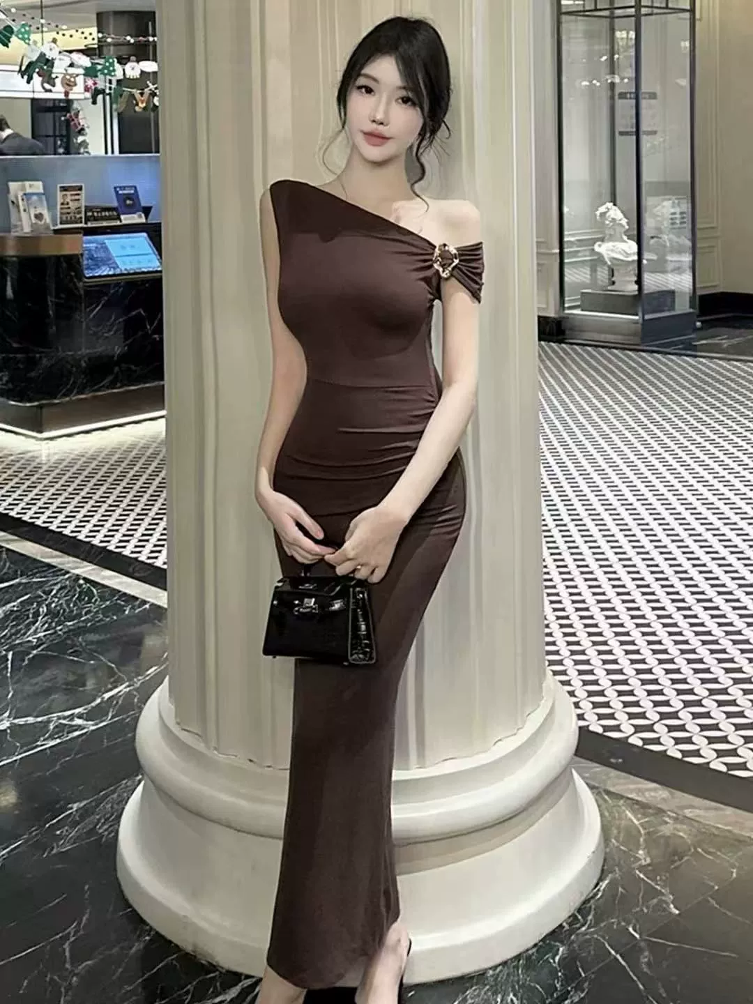 Vestido RetroElegant con cintura plisada y hombro oblicuo, vestido con hombros descubiertos para mujer, falda larga con falda a la cadera, novedad de primavera Color café imagen 1