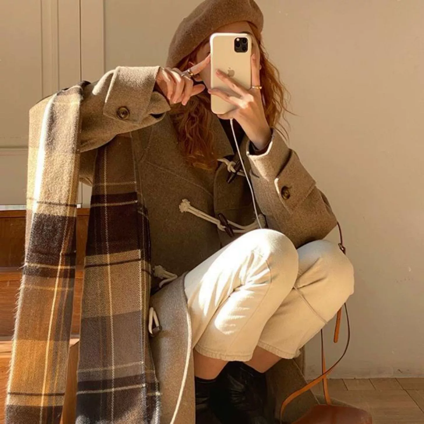 Abrigo de lana para mujeres Otoño e Invierno estilo coreano hebilla de cuerno de adelgazamiento suelto pequeño abrigo de lana de longitud media para estudiantes moda Color de la harina de color profundo imagen 1