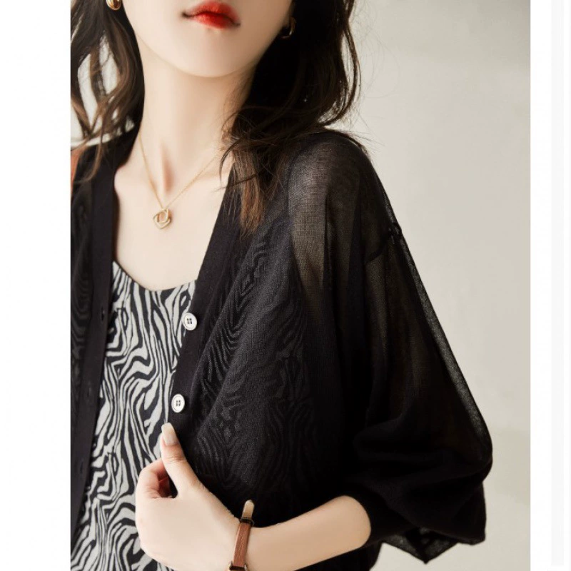 Estilo francés delgado con cuello en V manga de soplo suéter de la moda de primavera de las mujeres que adelgazan nicho casual Camisa de protección solar superior Negro imagen 1