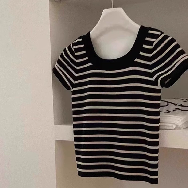Camiseta de manga corta de punto de seda de hielo a rayas MM gordas para mujer, estilo fino de verano, camiseta de hombro con reducción de edad de todo fósforo Negro imagen 1