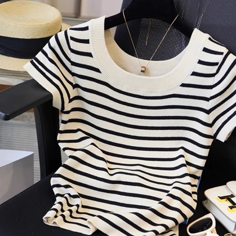 Camiseta de manga corta de punto de seda de hielo a rayas MM gordas para mujer, estilo fino de verano, camiseta de hombro con reducción de edad de todo fósforo Blanco imagen 1