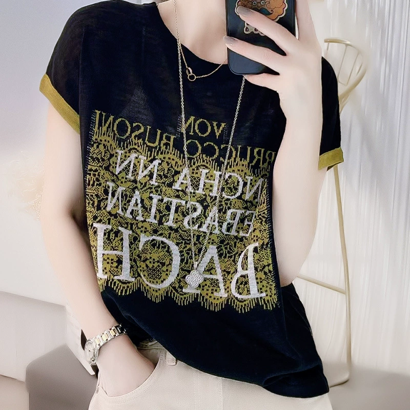 Camiseta de punto de manga corta con estampado de letras en bloques de color, estilo europeo, moderna y resistente, para mujer, moda de verano 2024. Negro imagen 1