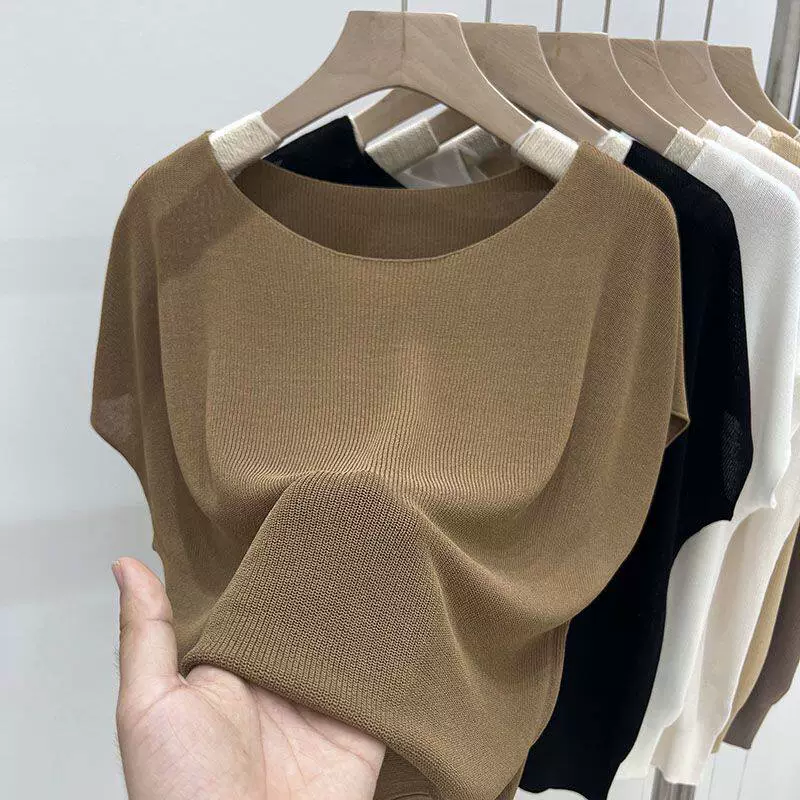 Ropa de mujer de manga corta con cuello de una línea 2026 Primavera y otoño look adelgazante finoMás fácil de combinar manga de murciélago clavícula expuesta camiseta de seda de hielo marrón Color café imagen 1