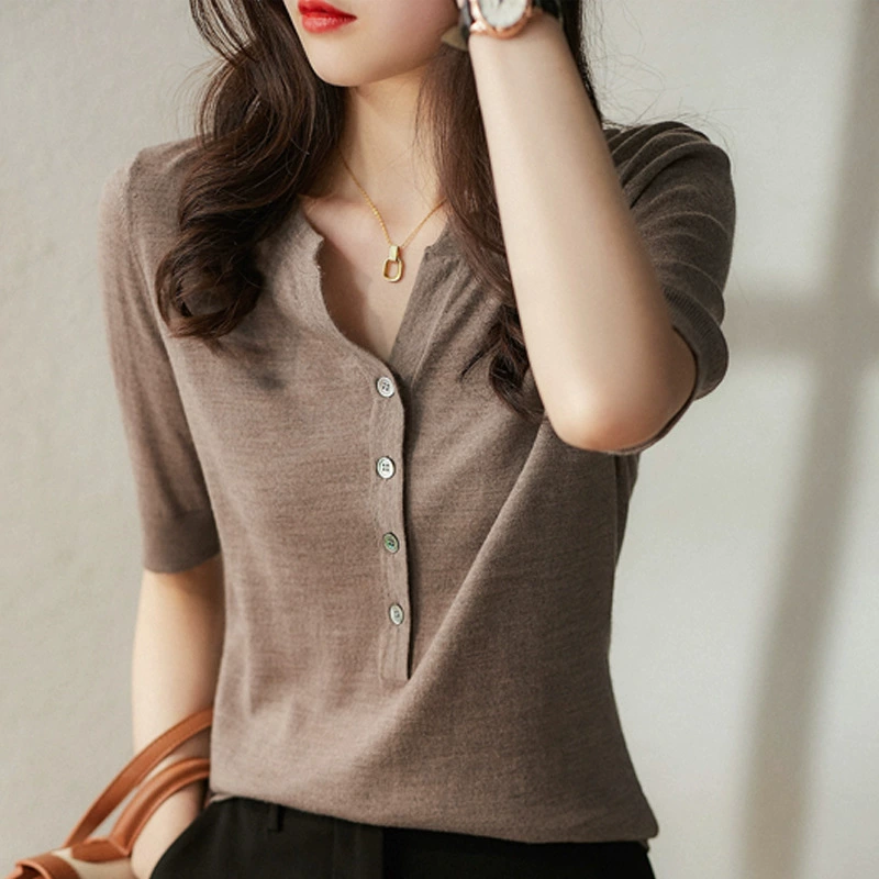 Top de punto con cuello en V y manga media, con un toque artístico, camiseta de manga corta delgada y ajustada para un look favorecedor, adecuada para el trabajo. Colores de avena imagen 1