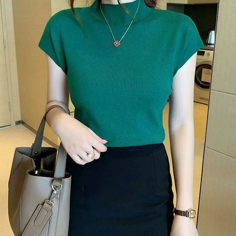 Camiseta negra de punto de manga corta para mujer, sin mangas, con cuello medio alto, de seda helada, moderna y versátil, de corte ajustado y favorecedora. Verde oscuro imagen 1