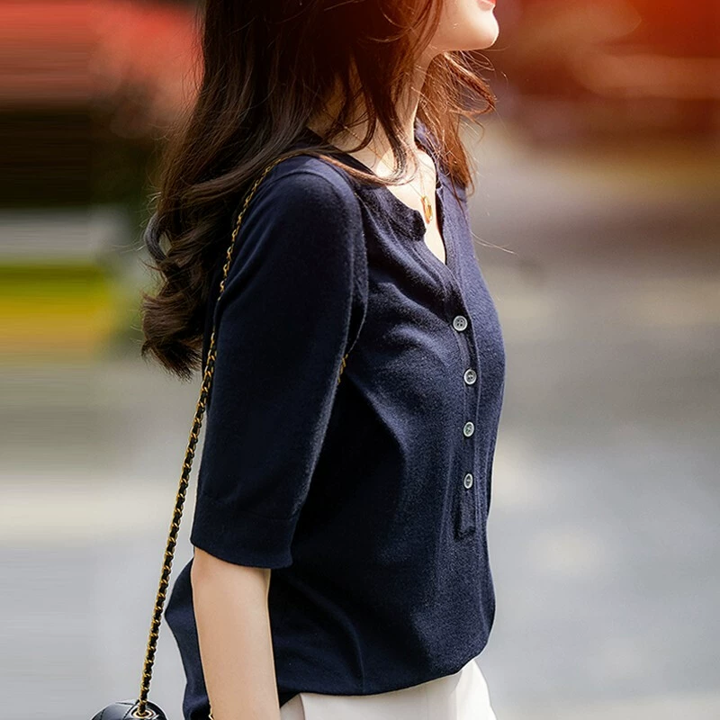 Top de punto con cuello en V y manga media, con un toque artístico, camiseta de manga corta delgada y ajustada para un look favorecedor, adecuada para el trabajo. Azul marino imagen 1