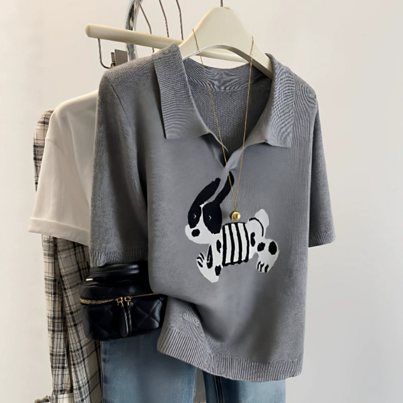 Camiseta de manga corta con estampado de cachorros para mujer, suéter de punto ligero de seda helada para verano 2026, corte relajado, top con cuello tipo polo. gris imagen 1