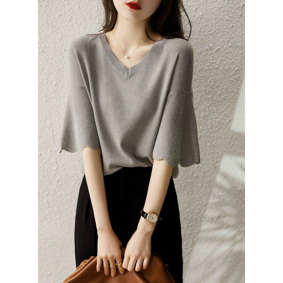 Manga pétalo de las mujeres con cuello en V Camiseta de punto de verano suelta manga corta suéter de seda de hielo delgada camisa pequeña de estilo occidental de las mujeres Gris imagen 1