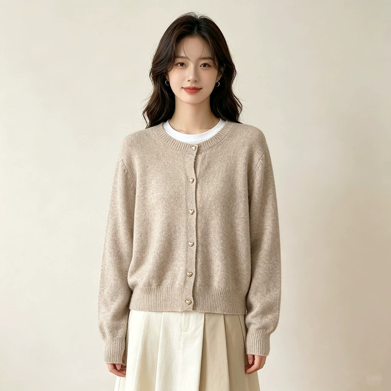Cárdigan de punto con botones dorados en forma de corazón retro japonés y coreano - Prenda exterior elegante de otoño/invierno para mujer, top casual para capas interiores color avena imagen 1