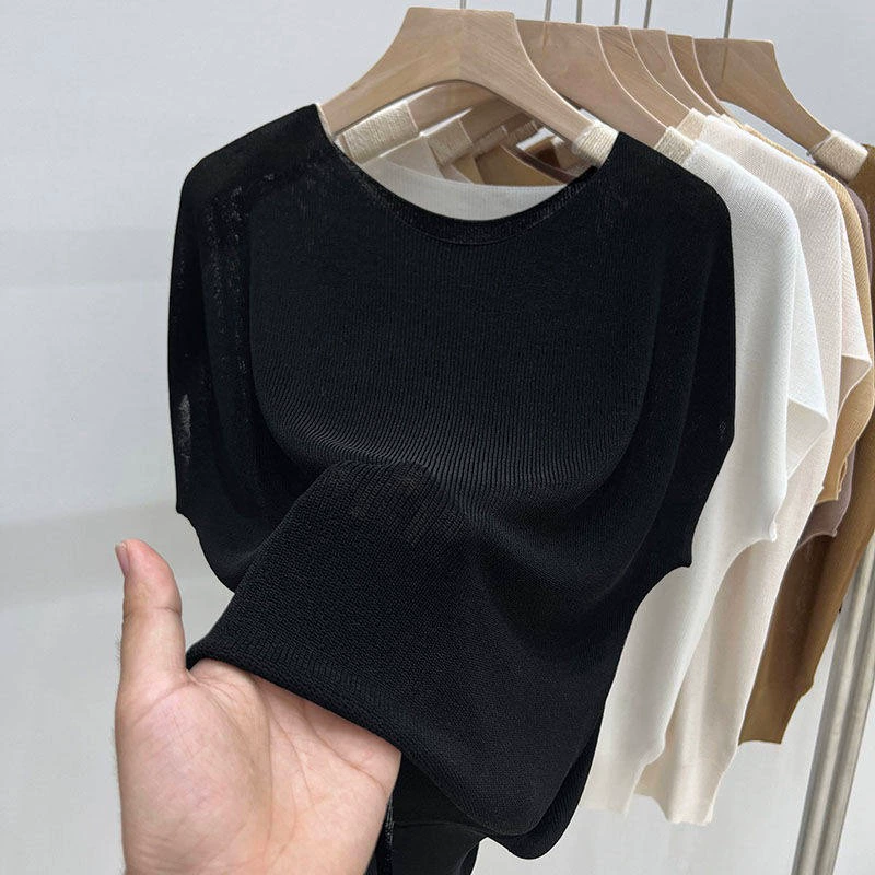 Ropa de mujer de manga corta con cuello de una línea 2026 Primavera y otoño look adelgazante finoMás fácil de combinar manga de murciélago clavícula expuesta camiseta de seda de hielo marrón negro imagen 1