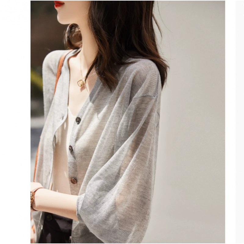 Estilo francés delgado con cuello en V manga de soplo suéter de la moda de primavera de las mujeres que adelgazan nicho casual Camisa de protección solar superior Gris imagen 1