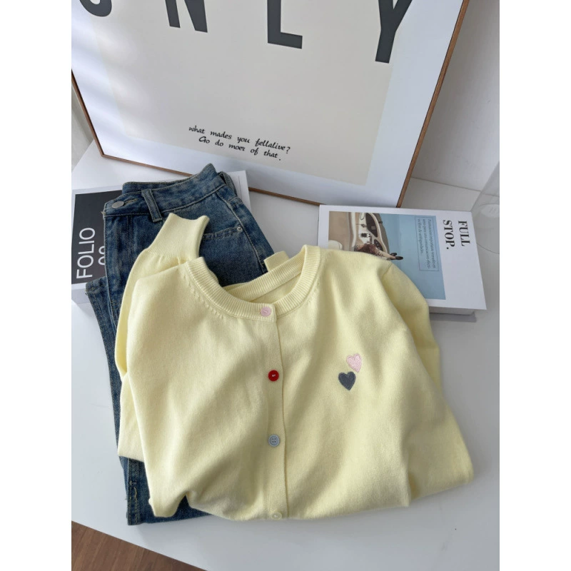 Cárdigan de punto bordado estilo Dopamine Academy - Nueva prenda exterior suave y gruesa de otoño/invierno para mujer, con botones, corte holgado y versátil amarillo claro imagen 1