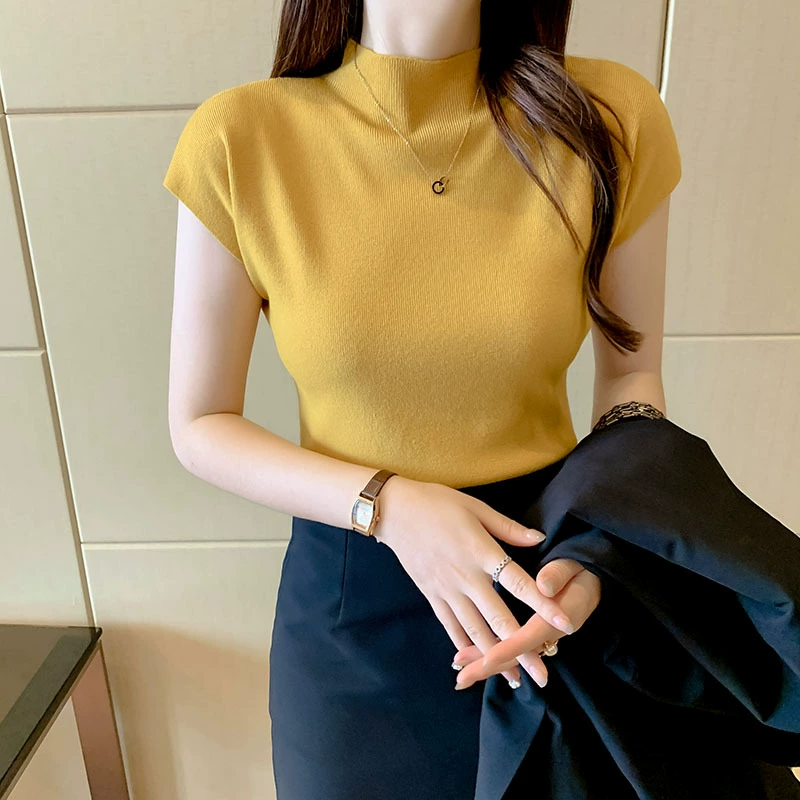 Camiseta negra de punto de manga corta para mujer, sin mangas, con cuello medio alto, de seda helada, moderna y versátil, de corte ajustado y favorecedora. Amarillo imagen 1
