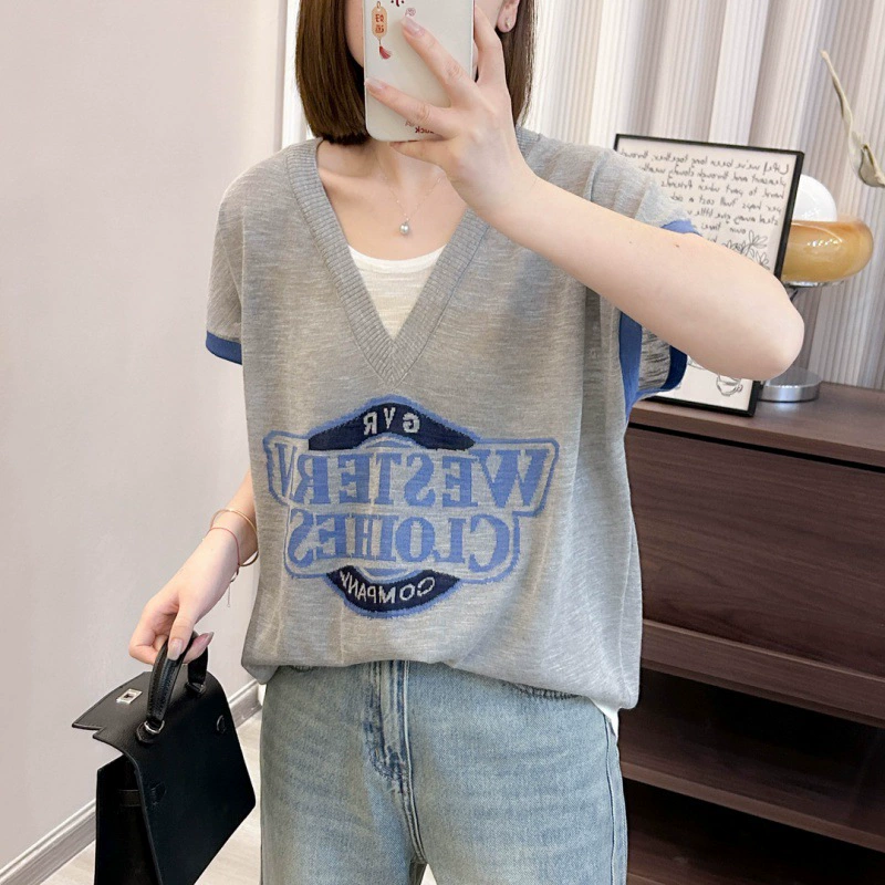 Camiseta de manga corta con cuello en V de seda helada para mujer, verano 2025 - Corte relajado, elegante, rejuvenecedora y moderna, ideal para un look en capas. Color de la imagen imagen 1