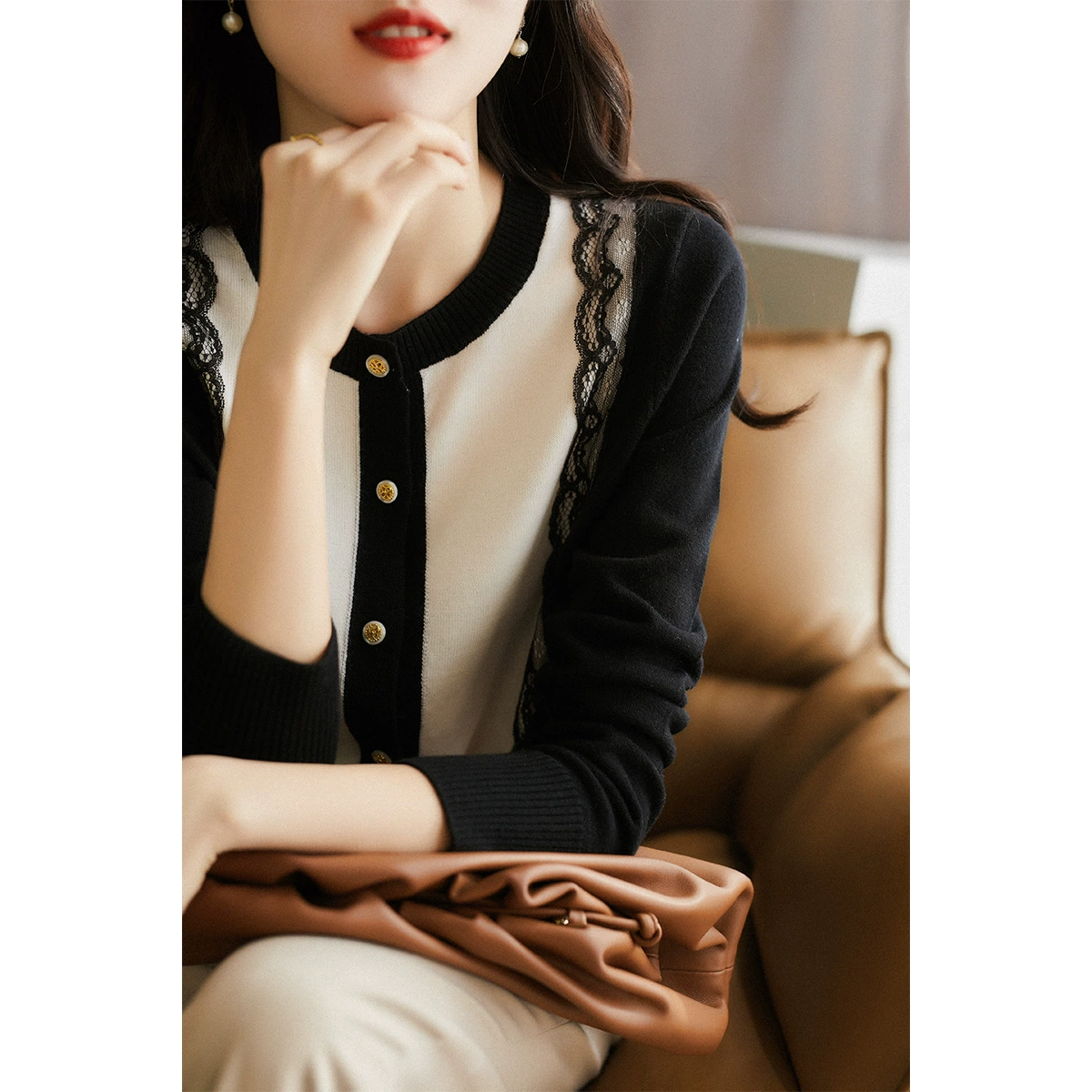 Blusa elegante estilo francés, otoño 2024, con encaje, botones dorados y cuello redondo, suéter de punto, chaqueta tipo cárdigan. Color de imagen imagen 1
