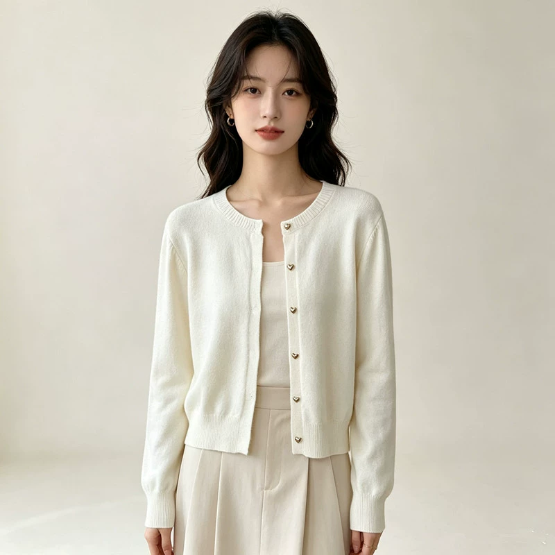 Cárdigan de punto con botones dorados en forma de corazón retro japonés y coreano - Prenda exterior elegante de otoño/invierno para mujer, top casual para capas interiores Blanco roto imagen 1
