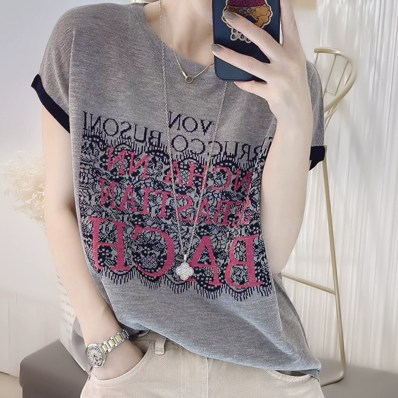 Camiseta de punto de manga corta con estampado de letras en bloques de color, estilo europeo, moderna y resistente, para mujer, moda de verano 2024. Gris imagen 1