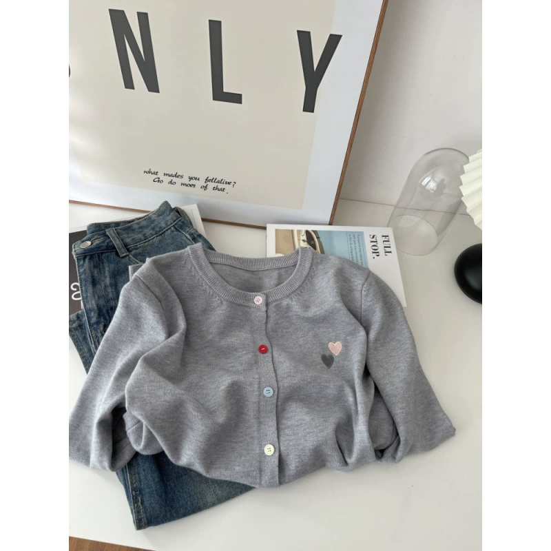 Cárdigan de punto bordado estilo Dopamine Academy - Nueva prenda exterior suave y gruesa de otoño/invierno para mujer, con botones, corte holgado y versátil gris imagen 1