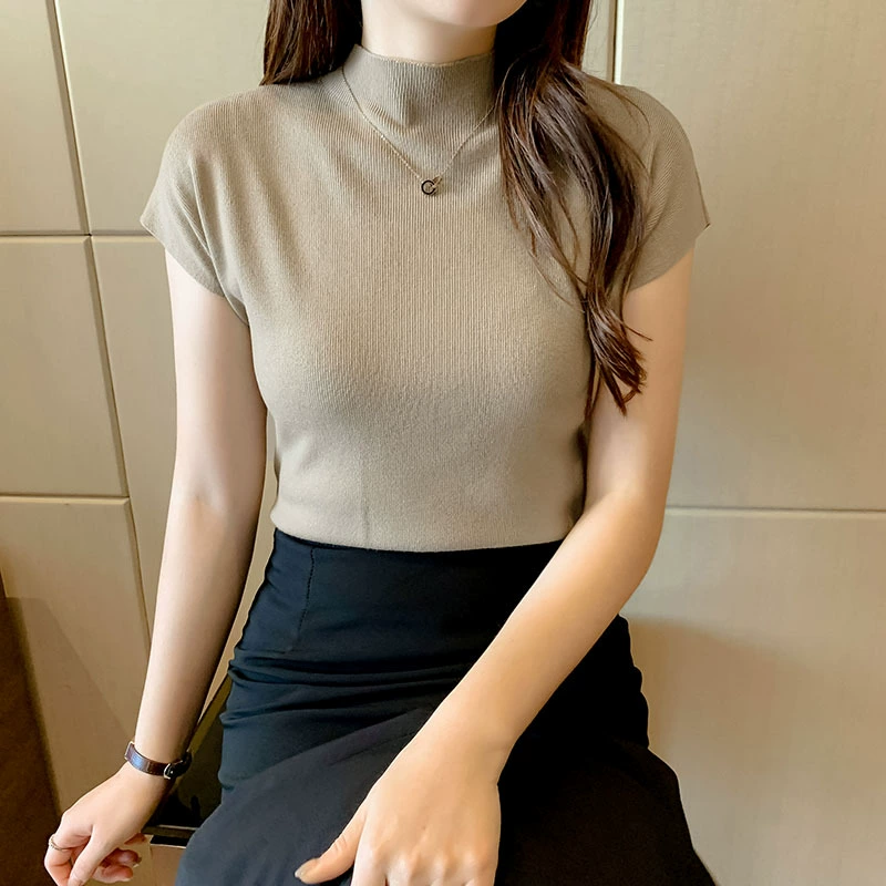 Camiseta negra de punto de manga corta para mujer, sin mangas, con cuello medio alto, de seda helada, moderna y versátil, de corte ajustado y favorecedora. Caqui imagen 1