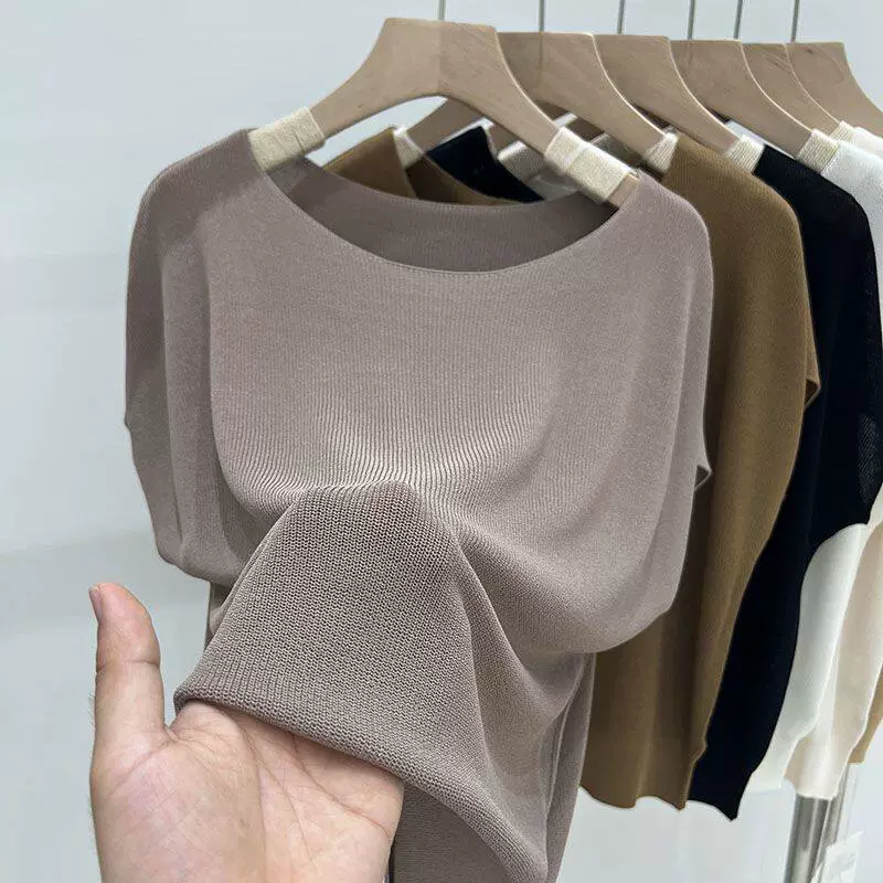 Ropa de mujer de manga corta con cuello de una línea 2026 Primavera y otoño look adelgazante finoMás fácil de combinar manga de murciélago clavícula expuesta camiseta de seda de hielo marrón Camello imagen 1