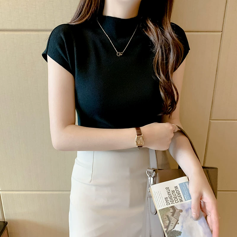 Camiseta negra de punto de manga corta para mujer, sin mangas, con cuello medio alto, de seda helada, moderna y versátil, de corte ajustado y favorecedora. Negro imagen 1
