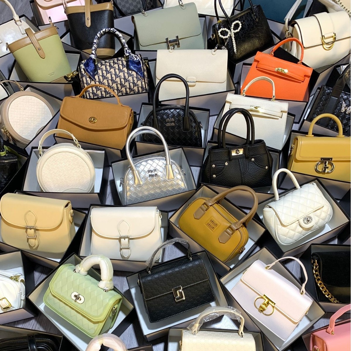 Lote de Bolsos de Mano y Carteras Cuadradas en Colores Variados imagen 1
