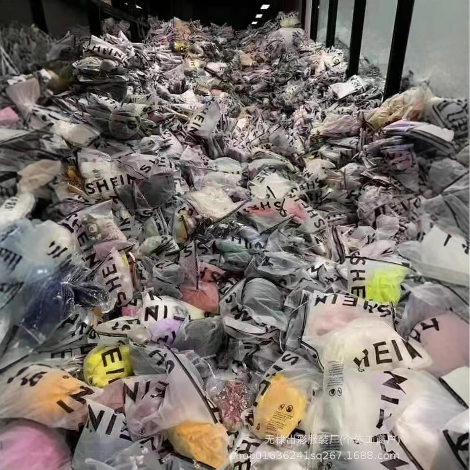Ropa de mujer de marca - vestidos largos de tirantes en percheros de tienda imagen 1
