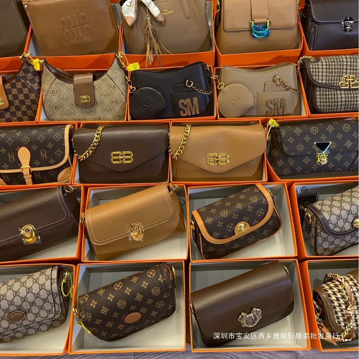 Venta al por mayor de bolsos de mujer excedentes de stock, nuevos en su embalaje original, incluyendo bolsos de hombro, bandoleras y bolsos tote. Fuente directa para venta al por mayor. imagen 1