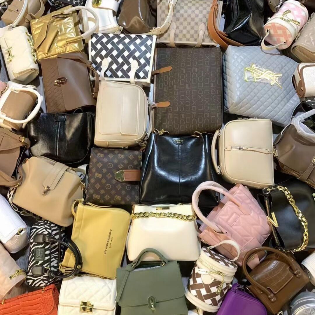 Lote de Bolsos de Mano Estructurados con Cierre de Solapa en Vitrina imagen 1