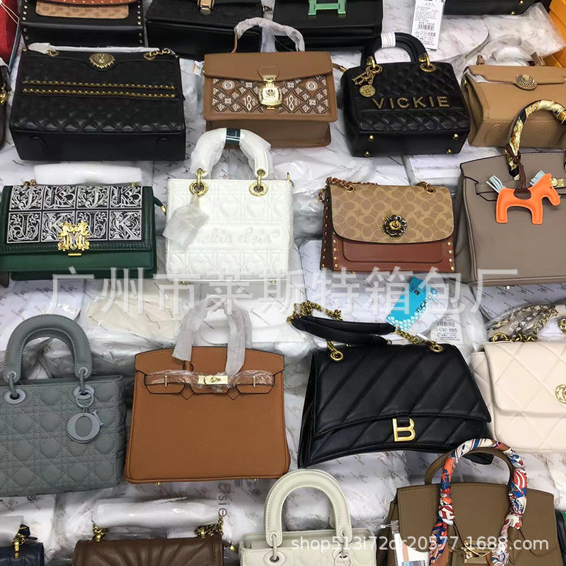 Carteras Pequeñas Acolchadas con Cadena y Broche Metálico para Mujer imagen 1