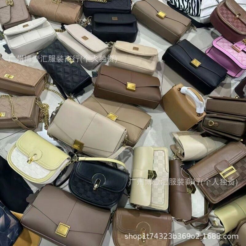 Lote Mixto de Carteras Pequeñas y Bolsos Cruzados con Correa de Cadena imagen 1