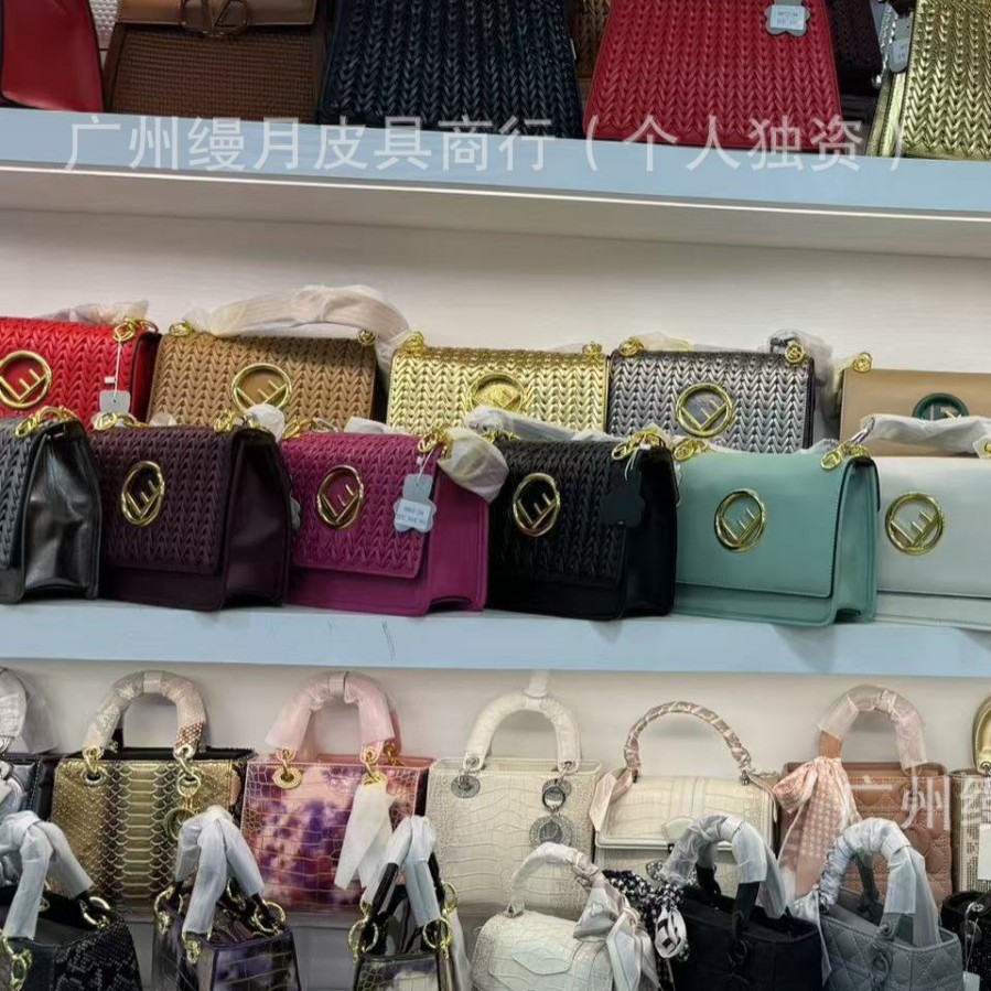Bolsos Cruzados Pequeños con Herrajes Metálicos de Exportación imagen 1