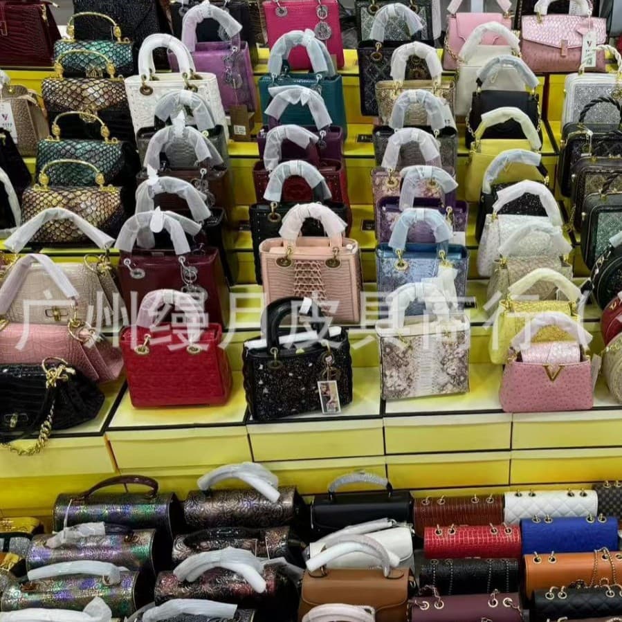 Bolsos al por mayor - Bolsos tote para mujer, estilos mixtos para exportación, bolsos de moda para mujer, venta al por mayor de fuente directa. imagen 1