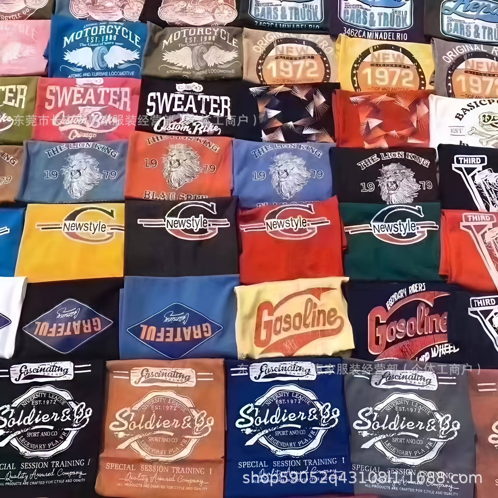 Camisetas de manga corta - hombre con gráficos retro americanos dobladas en mesa imagen 1