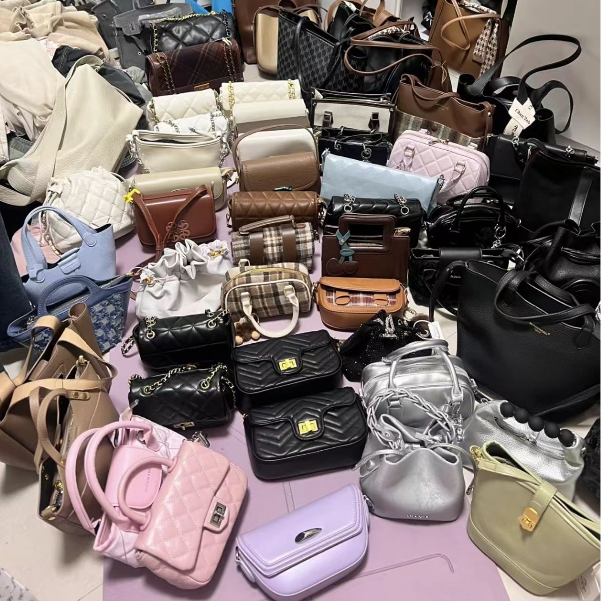 Bolsos de Mano Pequeños y Bandoleras en Tonos Pastel y Neutros imagen 1