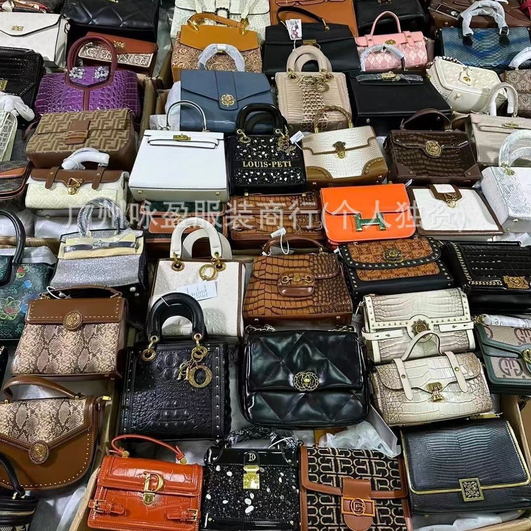 Lote Surtido de Carteras Pequeñas y Billeteras con Estampado Monograma imagen 1