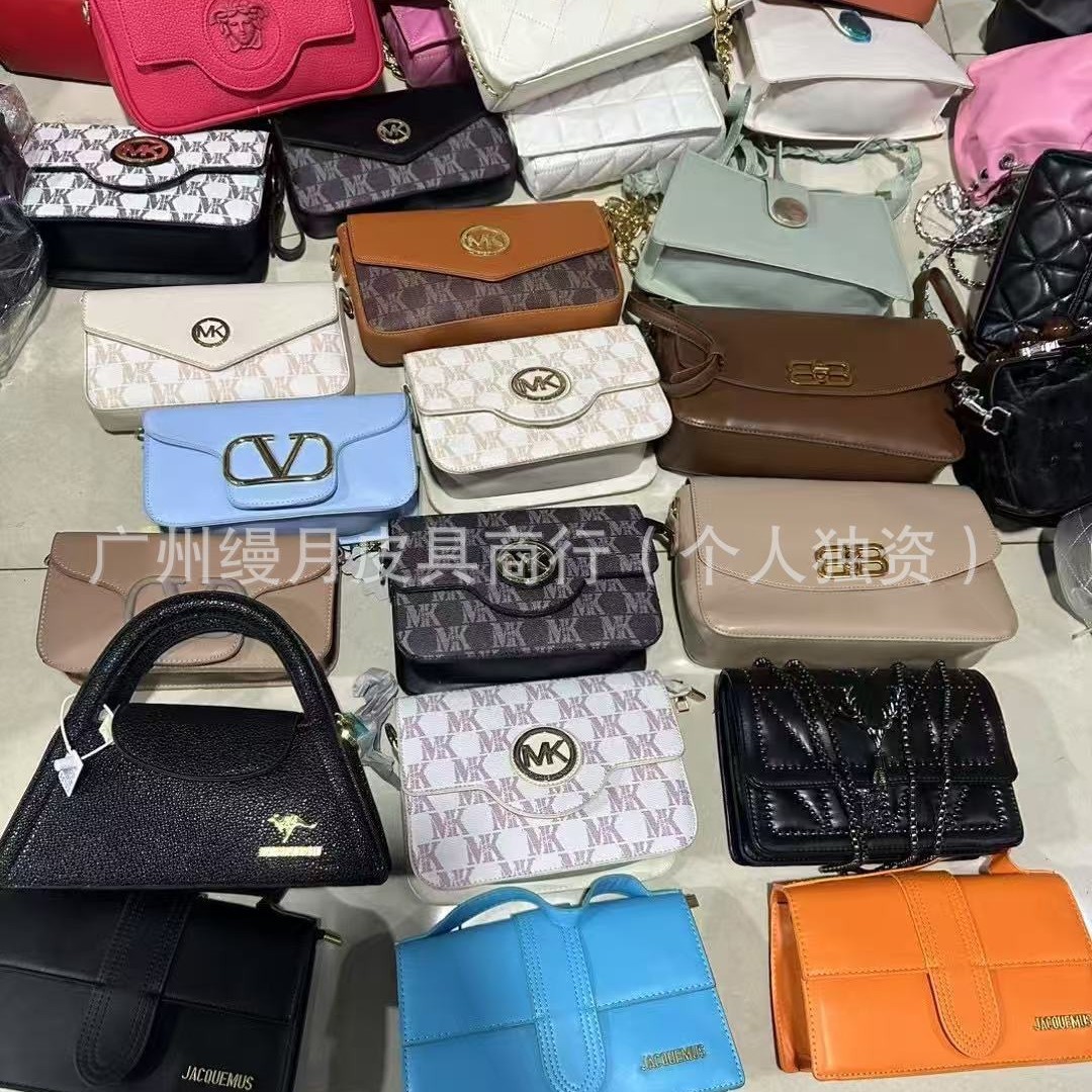 Lote de Bolsos de Mano y Carteras de Cuero Sintético en Varios Tonos imagen 1