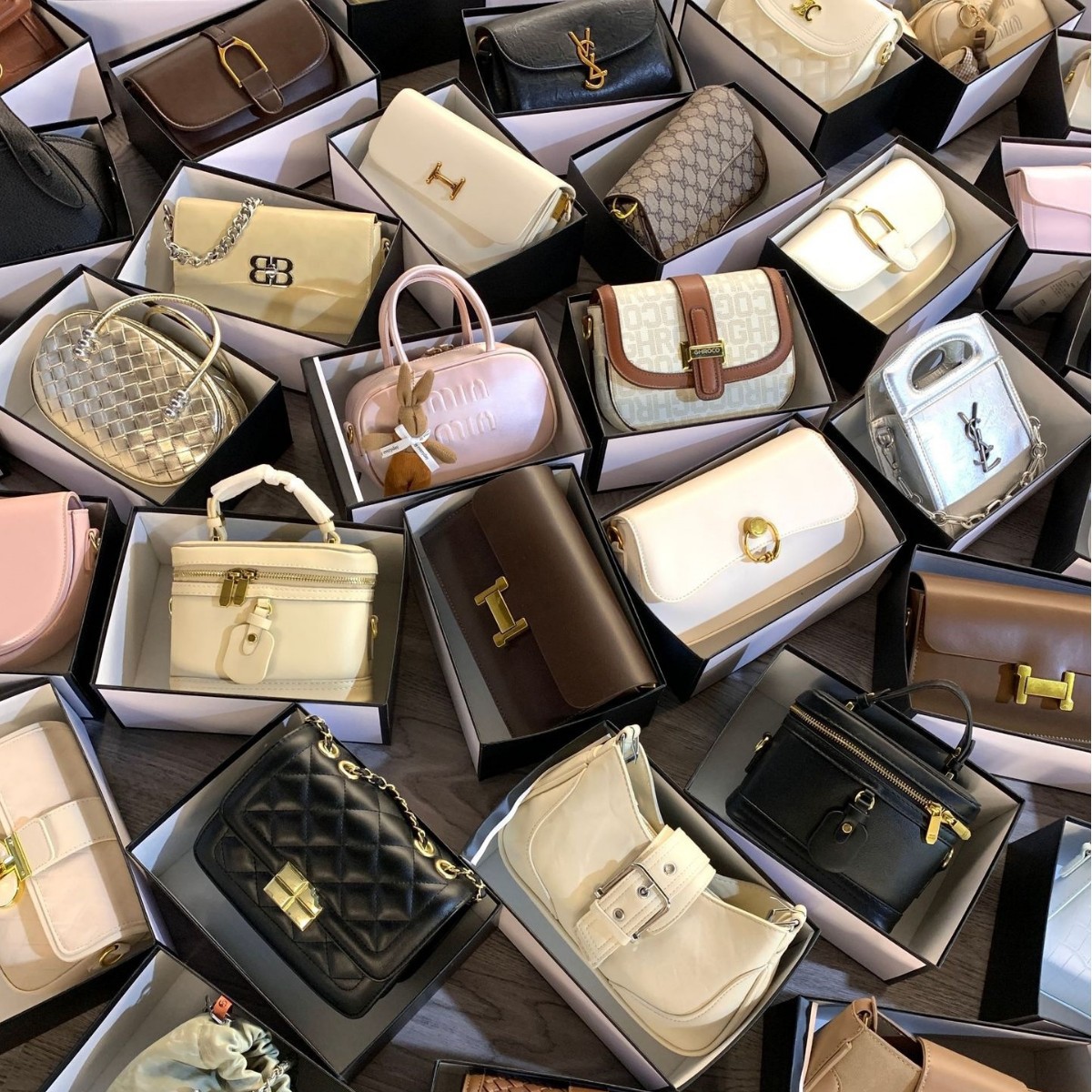 Lote de Joyería y Accesorios de Moda en Cajas de Presentación Individual imagen 1