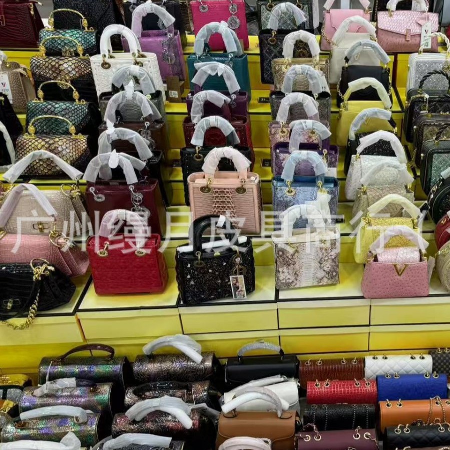 Lote de Bolsos Tipo Satchel y Carteras de Hombro con Asas Rígidas imagen 1