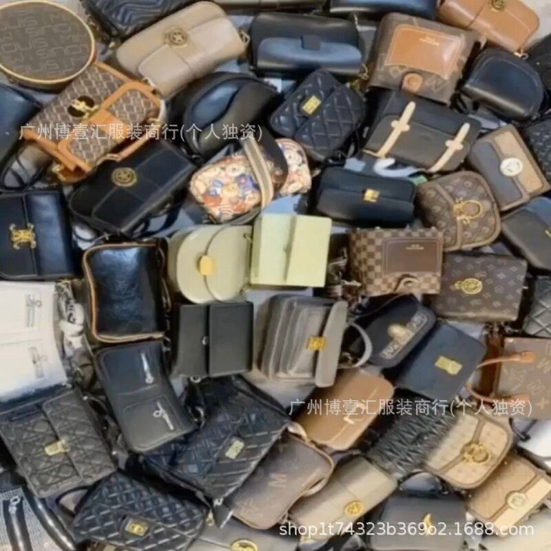 Lote de Bolsos y Carteras de Hombro de Marca en Tonos Oscuros imagen 1