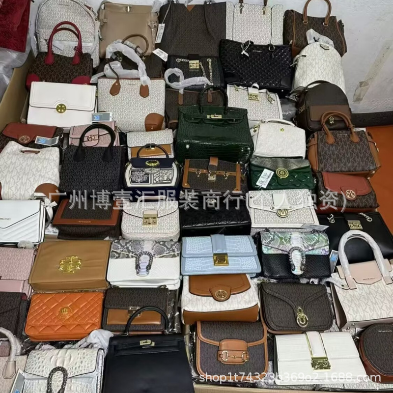 Lote Mixto de Bolsos y Carteras de Mano para Mujer con Diseños Variados imagen 1