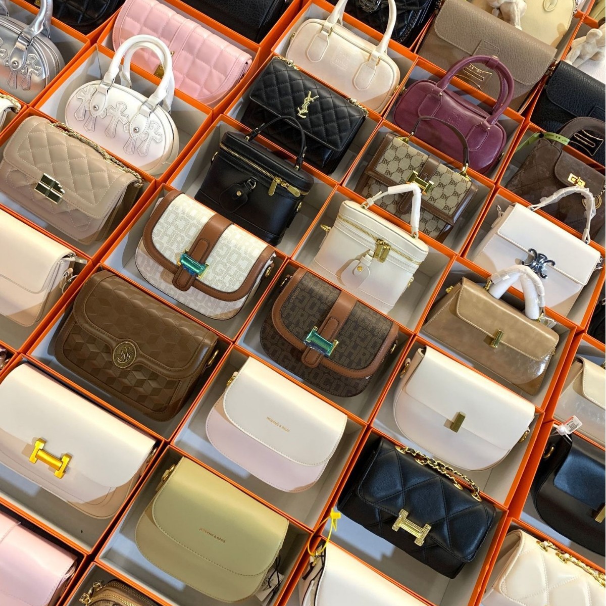 Lote de Carteras Pequeñas y Monederos Acolchados con Cadena Dorada imagen 1